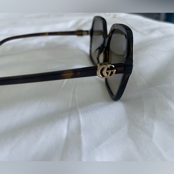 Authentic GUCCI shades. Scratched lens - Picture 2 of 3